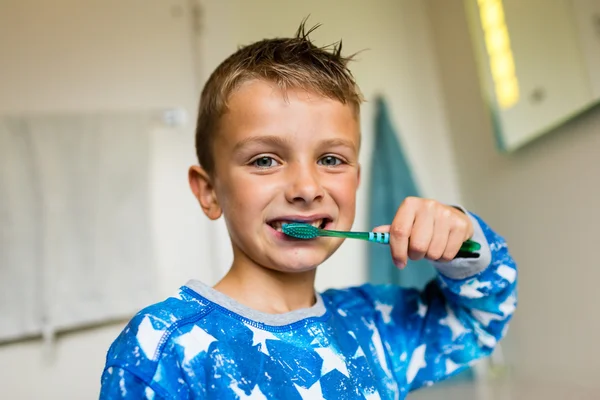 Young child brushing teeth with toothbrush — Stock Photo, Image