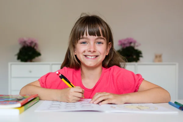 Girl ready to do her homework — Stock Photo, Image