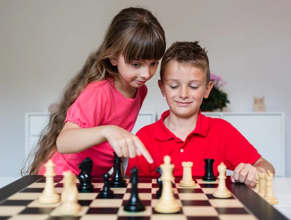 Enfants jouant aux échecs — Photo