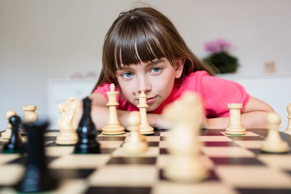 Menina e peças de xadrez — Fotografia de Stock