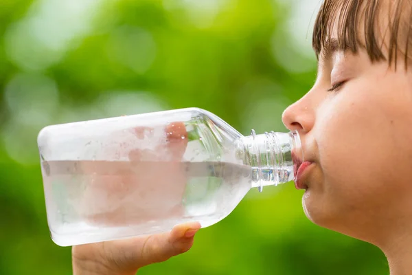 透明なプラスチック製のボトルからきれいな水道水を飲む子供 — ストック写真