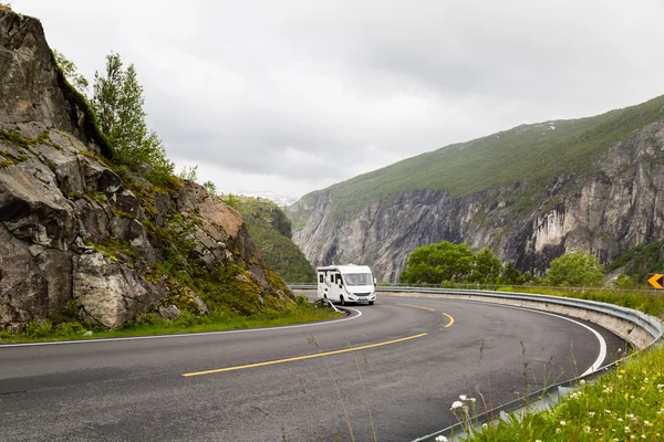 Norveç'te Hardangervidda'da yolda sürüş kamp aracına — Stok fotoğraf