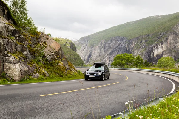 Auto fährt auf hardangervidda Straße in Norwegen — Stockfoto