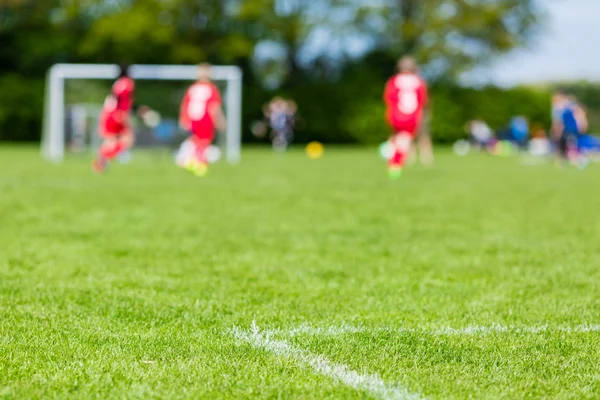 Bambini sfocati che giocano partita di calcio giovanile — Foto Stock