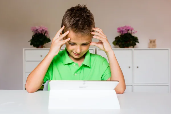 Gefrustreerd jongen met witte Tablet PC — Stockfoto