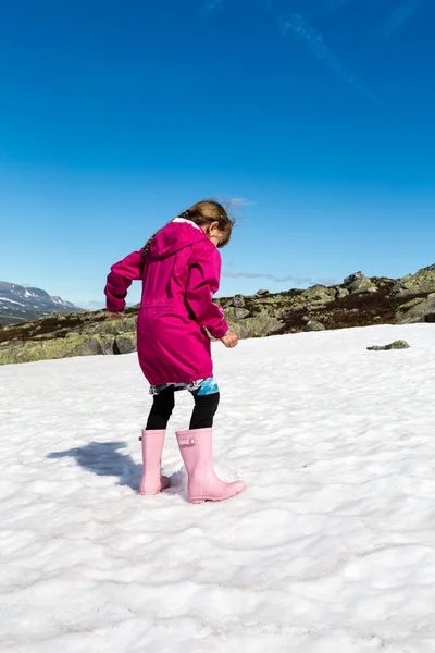 Ragazza su hardangervidda in Norvegia — Foto Stock