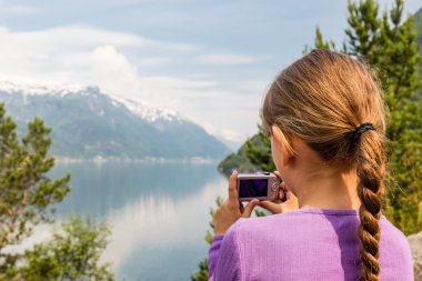 Kız alma fotoğraf ile kompakt fotoğraf makinesi