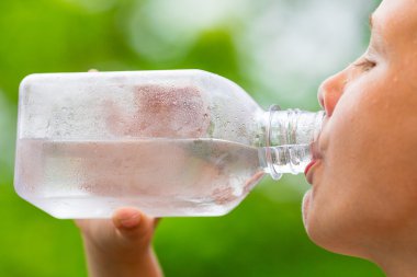 Genç çocuk içme suyu şişe