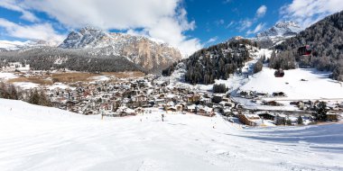 Dolomitlerdeki dağ köyü.
