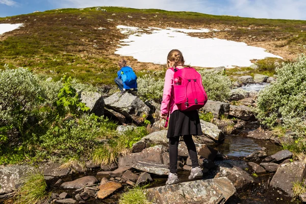 Senderismo infantil en Noruega — Foto de Stock