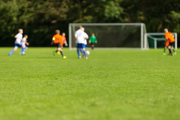 Jogadores de futebol juvenil desfocado — Fotografia de Stock