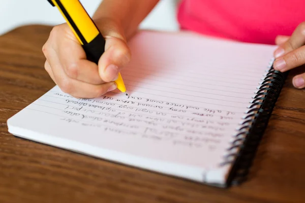 Bambino che scrive a mano sul taccuino — Foto Stock