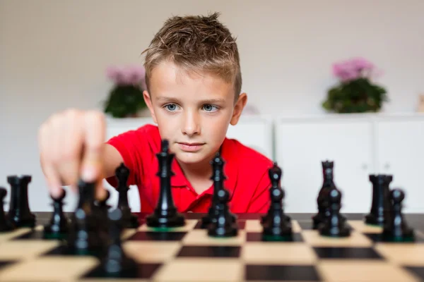 Boy playing chess — Stock Photo, Image