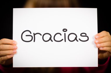 İspanyolca kelime Gracias - teşekkürler işaretiyle tutan çocuk