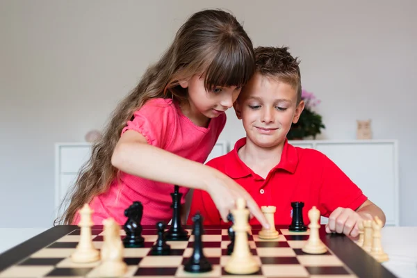 Niños jugando al ajedrez — Foto de Stock