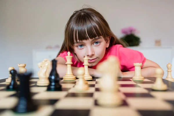 Girl and chess board — Stock Photo, Image
