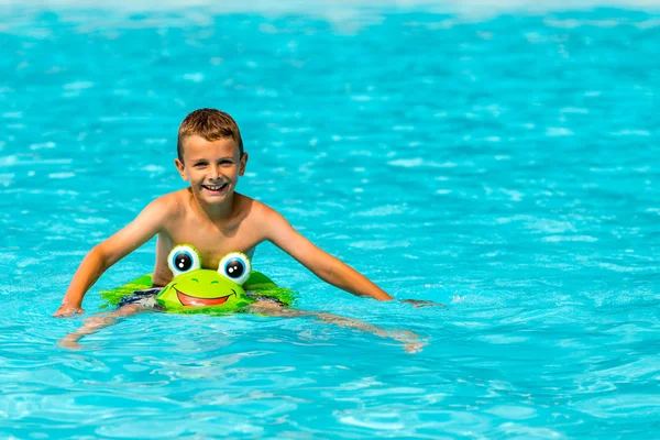 Smiling boy in swimming pool — Stock Photo, Image