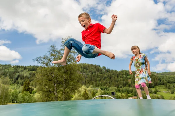 Kinderen springen op de trampoline — Stockfoto