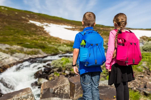 Randonnée pour enfants en pleine nature — Photo