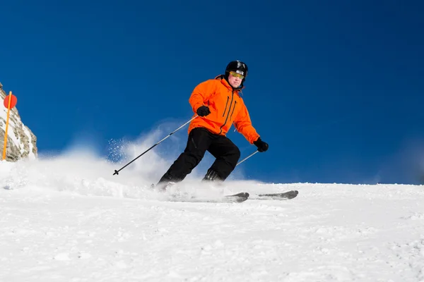 Manliga skidåkare skidåkning skidbacke — Stockfoto