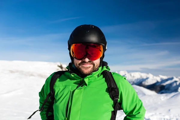 Esquiador feliz con grandes gafas de esquí de gran tamaño — Foto de Stock