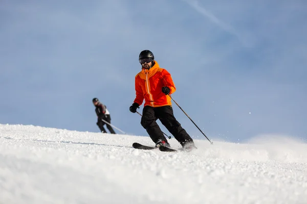 Male skier skiing on ski slope — Stock Photo, Image