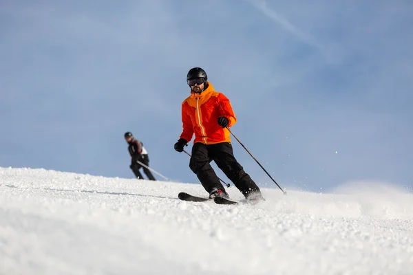 Esquiador masculino esquiando en pista de esquí — Foto de Stock