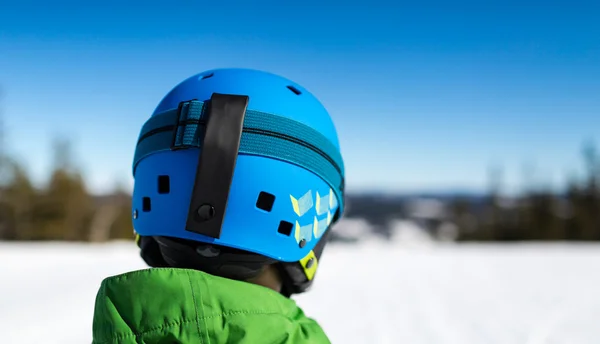 Крупный план лыжного шлема — стоковое фото