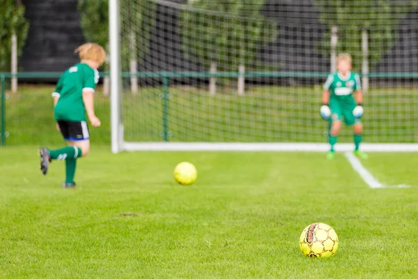 Iki çocuk futbol oynamak — Stok fotoğraf
