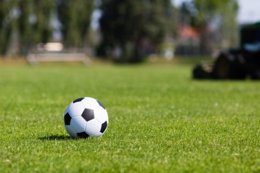 Futbol topu ile yeşil saha