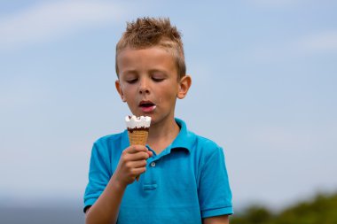Çocuk dondurma yiyor.