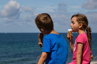 çocuklara dondurma ile