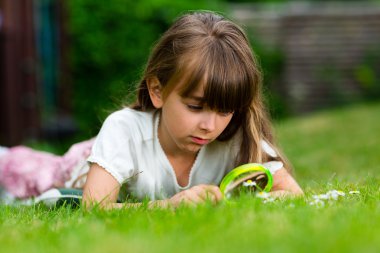 Büyüteç ile beyaz kız