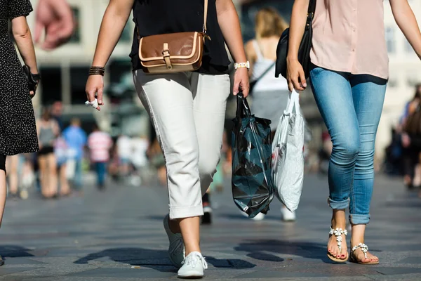 Vrouwelijke shoppers — Stockfoto