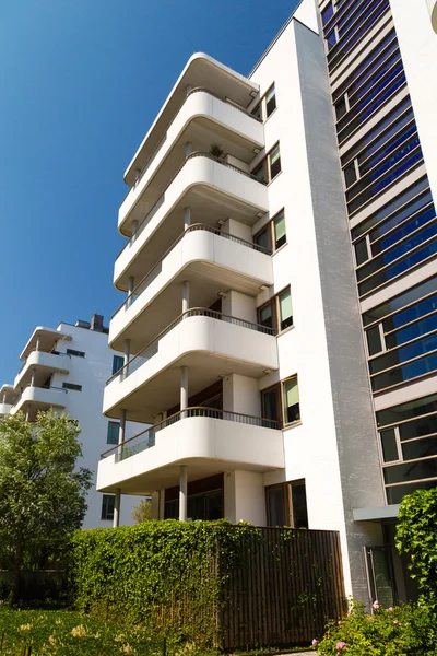 Edifício residencial contemporâneo — Fotografia de Stock