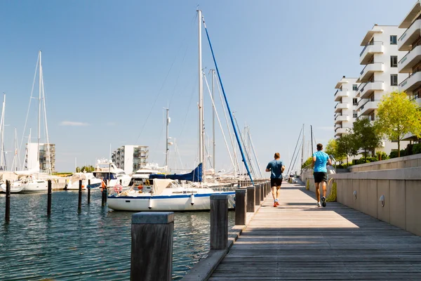 Twee mannen lopen bij de waterkant — Stockfoto