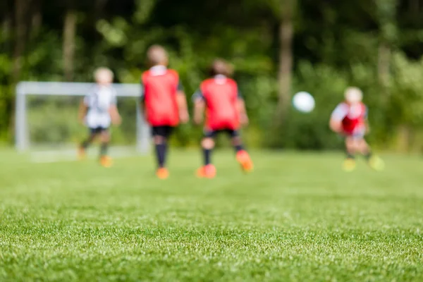 Crianças futebol borrão — Fotografia de Stock