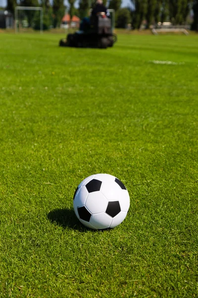 Futbol topu ile yeşil saha — Stok fotoğraf