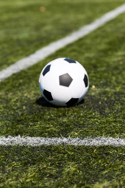 Футбольный мяч на искусственном поле — стоковое фото