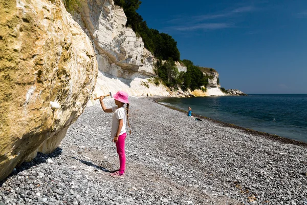 Girl chopping at chalk cliffs — Stock Photo, Image