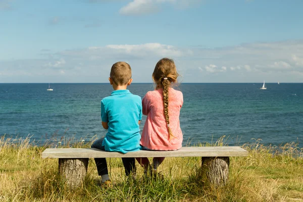 Kids overlooking the ocean — Stock Photo, Image