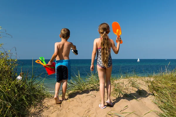Τα παιδιά με κατεύθυνση προς την παραλία — Φωτογραφία Αρχείου