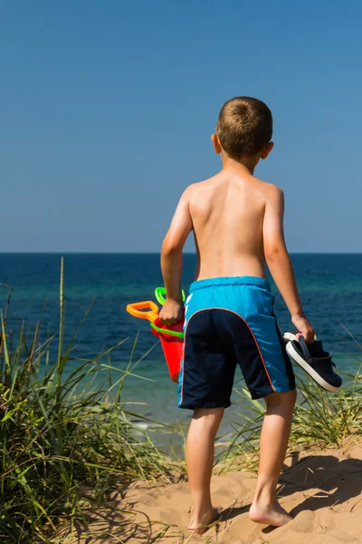 Jongen op weg naar het strand — Stockfoto