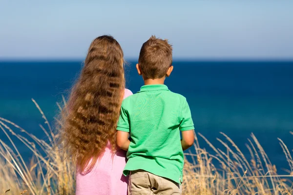 Menino e menina durante o verão — Fotografia de Stock