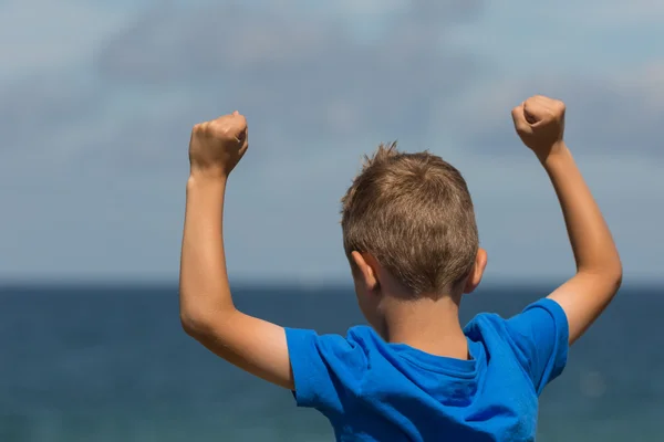 Menino com punhos apertados — Fotografia de Stock