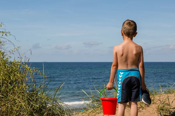 Хлопчик з пляжними іграшками — стокове фото