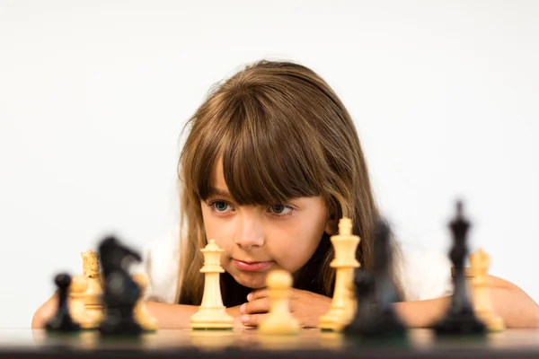 Fille jouer aux échecs — Photo