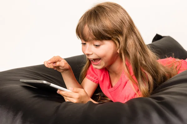 Menina feliz com tablet — Fotografia de Stock