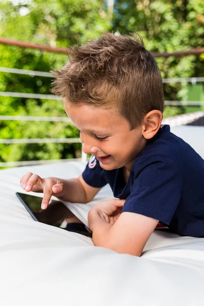 Junge tippt auf sein Tablet — Stockfoto