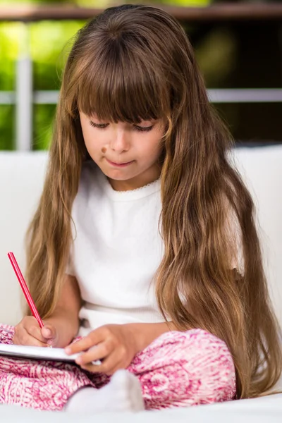 Chica escribiendo en su bloc de notas — Foto de Stock